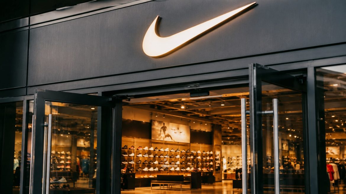 Godziny otwarcia Nike w 2026 roku – dni powszednie, soboty i niedziele. Sprawdź, czy Nike jest otwarty w niedzielę i jak działa w święta.