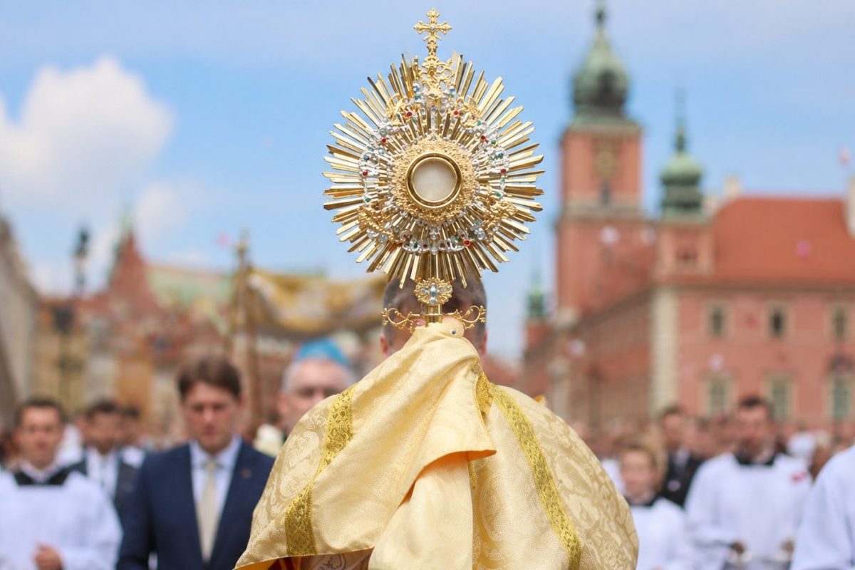 Kiedy wypada Boże Ciało 2026? Sprawdź dokładną datę, dowiedz się, że to dzień wolny od pracy i jak zaplanować długi weekend.