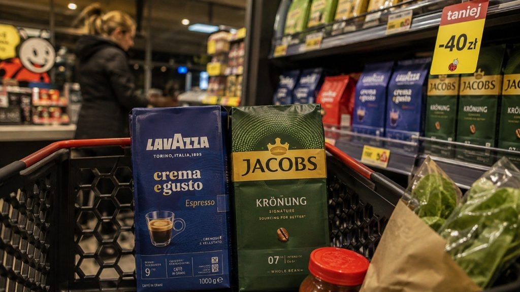 Kawa w Biedronce tańsza o 40 zł: Lavazza czy Jacobs — co opłaca się przed weekendem